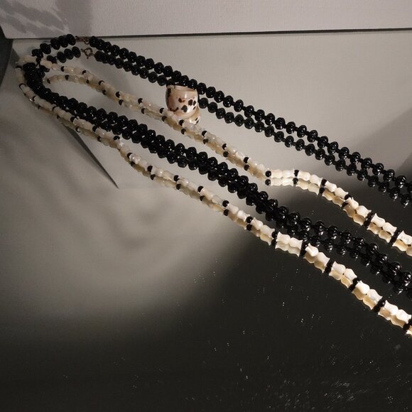 Vintage Black and Shell White floral Beaded Necklace with Shell Ring Accent - Picture 5 of 16